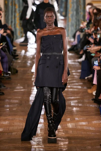 Look 10